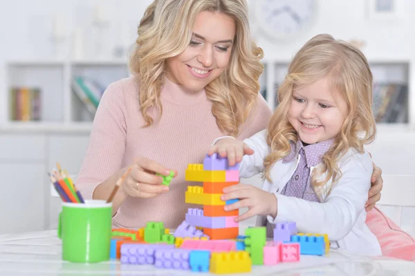 Kleines Mädchen Und Ihre Mutter Spielen Hause Mit Bunten Plastikklötzen — Stockfoto