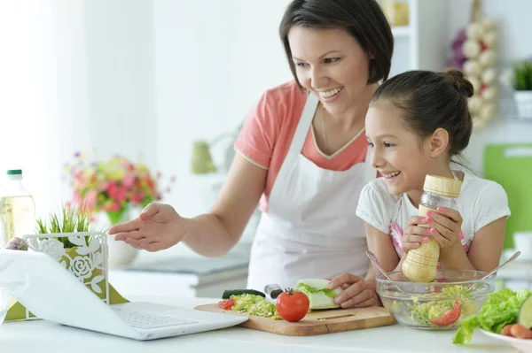 Söt Liten Flicka Med Sin Mamma Matlagning Tillsammans Vid Köksbordet — Stockfoto