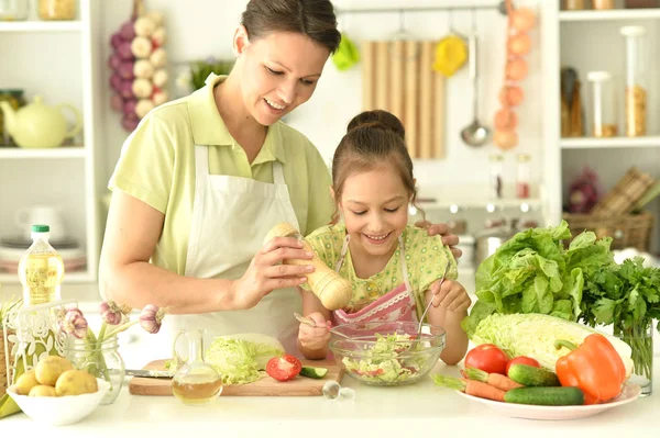 Nettes Kleines Mädchen Mit Ihrer Mutter Beim Gemeinsamen Kochen Küchentisch — Stockfoto