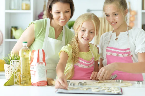 Χαριτωμένο Κορίτσια Και Μητέρα Ψήσιμο Στην Κουζίνα Στο Σπίτι — Φωτογραφία Αρχείου