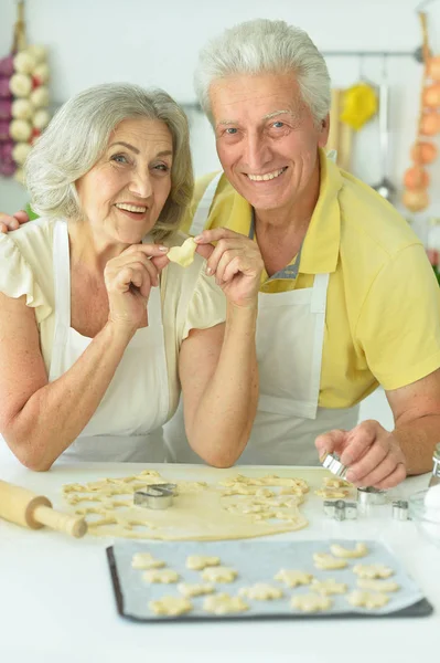 Senior Par Bakning Köket Hemma — Stockfoto