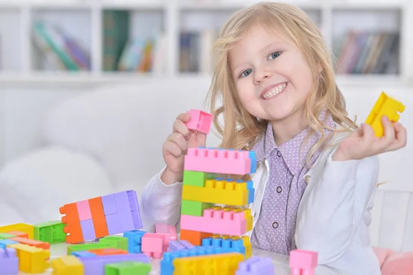 Bambina Che Gioca Con Blocchi Plastica Colorati — Foto Stock