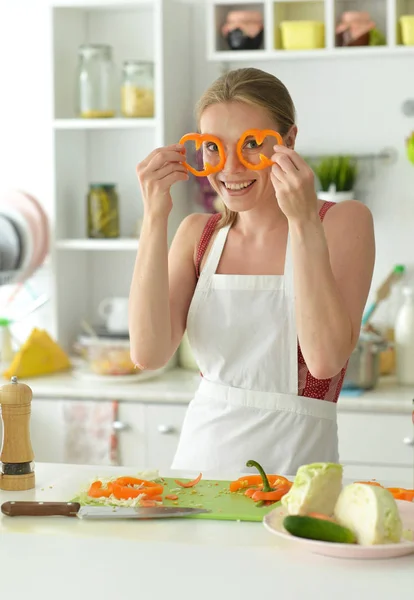 Bella Giovane Donna Cucina Cucina — Foto Stock