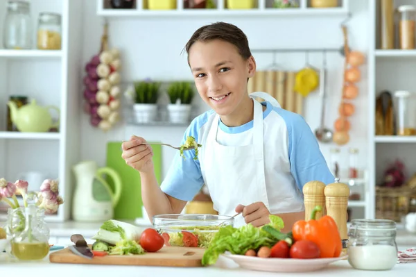 Netter Junge Bereitet Hause Salat Auf Küchentisch — Stockfoto