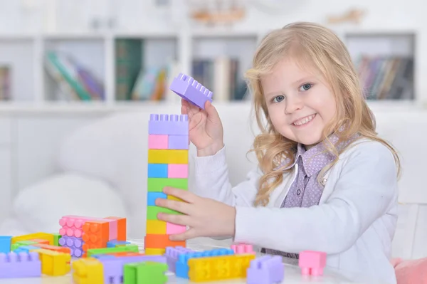 Kleines Mädchen Spielt Mit Bunten Plastikklötzen — Stockfoto