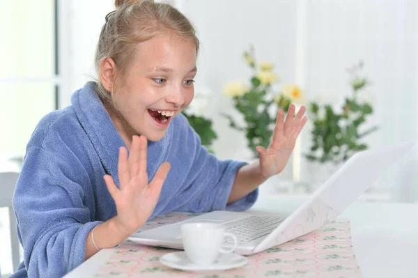 Emotioneel Schattig Meisje Met Behulp Van Laptop — Stockfoto