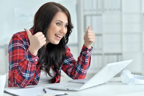 Portrait Une Belle Jeune Femme Travaillant Bureau Avec Ordinateur Portable — Photo