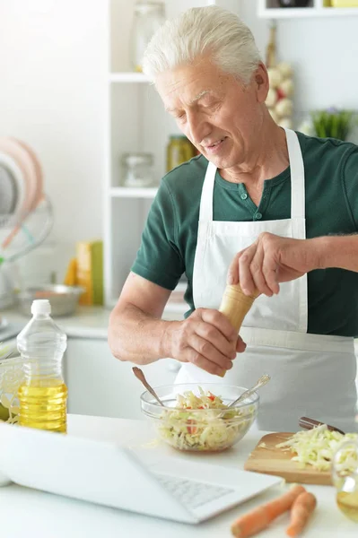 台所でサラダを作る高齢者 — ストック写真