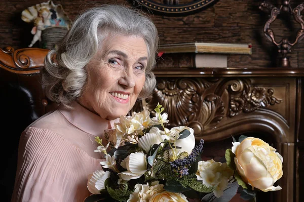 Porträtt Lycklig Äldre Kvinna Hemma Med Blommor — Stockfoto