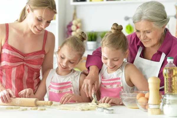 Büyükanne Anne Kızları Mutfakta Birlikte Yemek — Stok fotoğraf