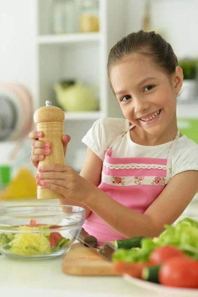 Söt Flicka Förbereder Läcker Färsk Sallad Köket — Stockfoto