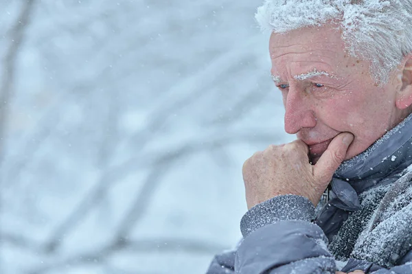 Kışın Dışarıda Duran Üzgün Yaşlı Adamın Portresi — Stok fotoğraf
