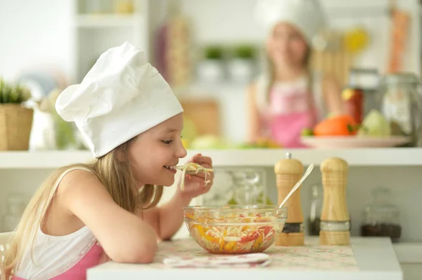 Schattig Meisje Eten Salade Keuken — Stockfoto