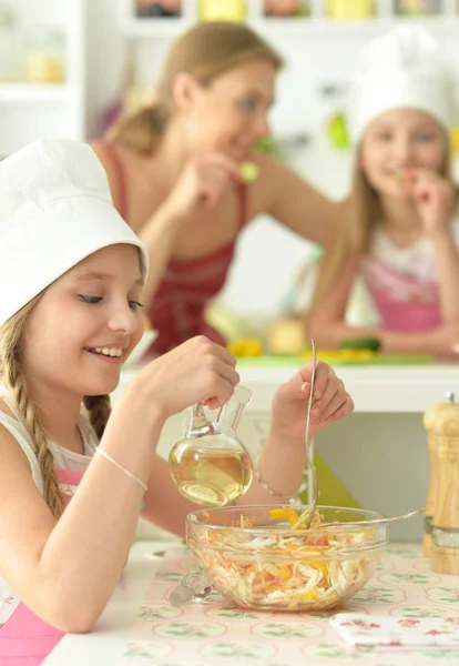 Roztomilé Dívky Matkou Připravuje Lahodný Čerstvý Salát Kuchyni — Stock fotografie