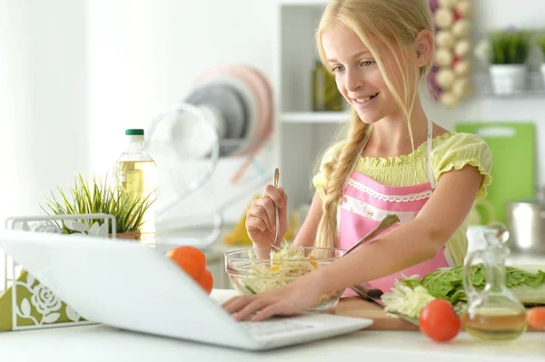 Menina Preparando Deliciosa Salada Fresca Cozinha — Fotografia de Stock