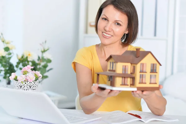 Portrait Beautiful Young Woman Showing House Model — Stock Photo, Image