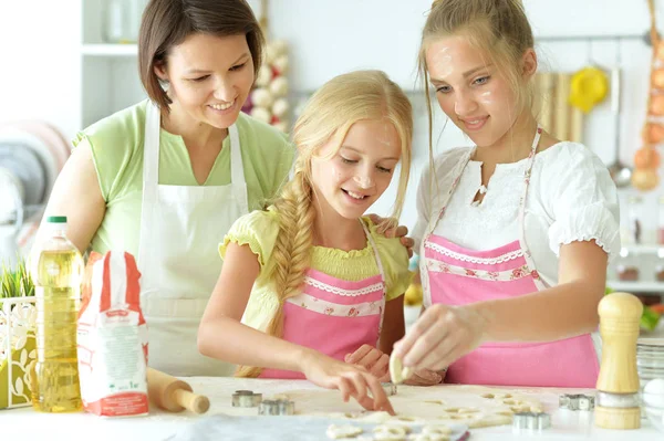 Niedliche Mädchen Und Mutter Backen Der Küche Hause — Stockfoto