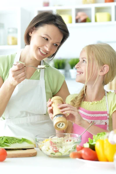 Menina Bonito Com Sua Mãe Cozinhar Juntos Mesa Cozinha — Fotografia de Stock