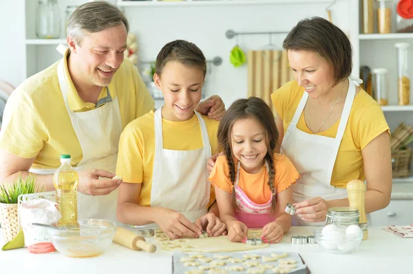 Mutlu Bir Aile Birlikte Mutfakta Pişirme — Stok fotoğraf
