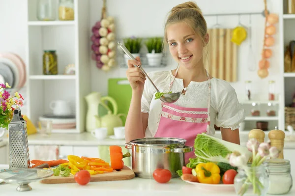 Linda Chica Cocinar Cocina — Foto de Stock