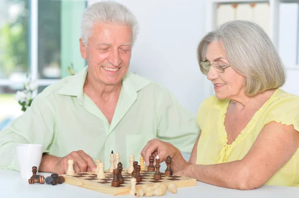 Mutlu Yaşlı Çift Birlikte Satranç Oynuyor — Stok fotoğraf