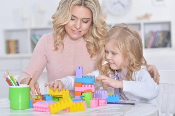 Bambina Sua Madre Giocando Con Blocchi Plastica Colorati Casa — Foto Stock