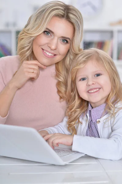 Moeder Dochter Met Behulp Van Laptop Samen Spelen Spel — Stockfoto