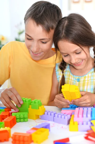 Porträt Von Bruder Und Schwester Beim Würfelspiel — Stockfoto