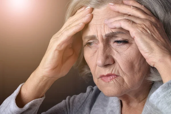 Nahaufnahme Porträt Einer Traurigen Kranken Seniorin — Stockfoto