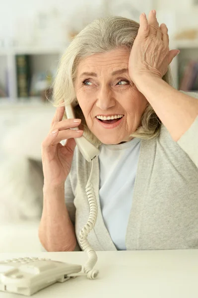 Portrait Beautiful Senior Woman Talking Onphone Home — Stock Photo, Image