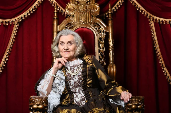 Beautiful Senior Queen Throne — Stock Photo, Image