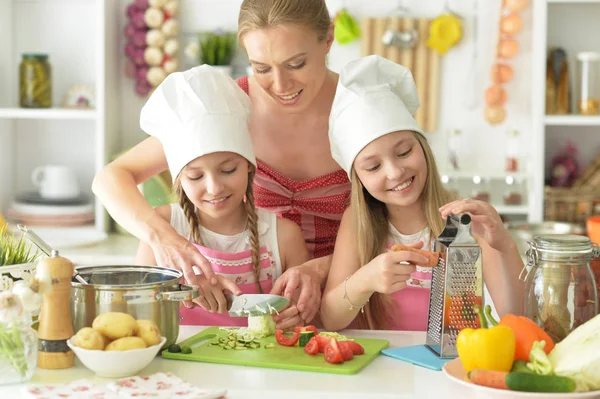 Söta Tjejer Med Mamma Tillagar Läcker Färsk Sallad Köket — Stockfoto