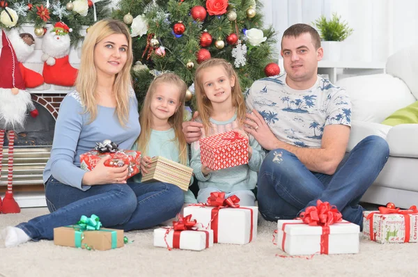 Lycklig Familj Med Barn Poserar Julen — Stockfoto