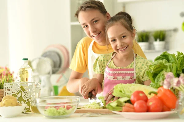 Netter Bruder Und Schwester Kochen Zusammen Der Küche — Stockfoto