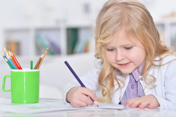 Schattig Glimlachen Meisje Tekening Thuis — Stockfoto