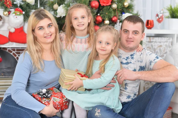 Famille Heureuse Avec Des Enfants Posant Sur Noël — Photo
