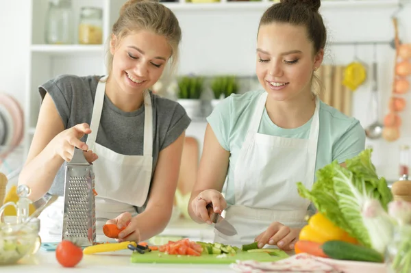 Vackra Tonåringar Matlagning Köket — Stockfoto