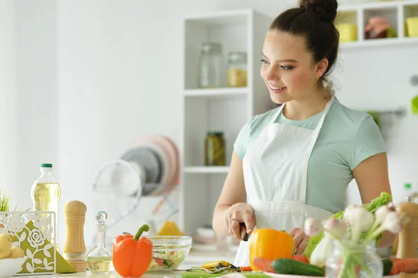 Schöne Junge Frau Macht Salat Der Küche — Stockfoto