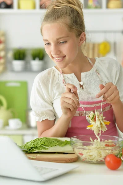 Linda Chica Cocinar Cocina — Foto de Stock