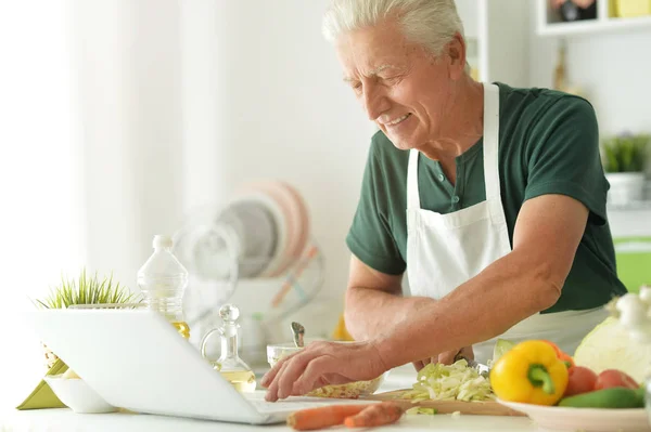 Ancianos Haciendo Ensalada Cocina — Foto de Stock