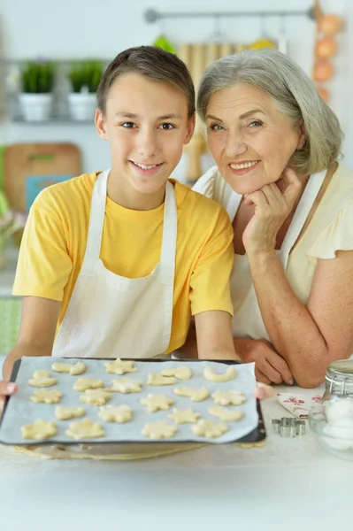 Donna Anziana Ragazzo Cottura Deliziosi Biscotti — Foto Stock
