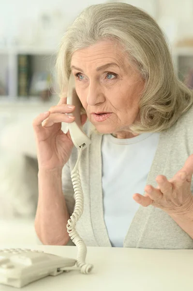 電話で話す悲しい先輩女性の肖像画をクローズアップ — ストック写真