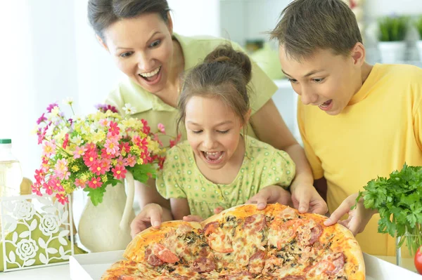 Duży Szczęśliwą Rodzinę Razem Jedzenie Pizza — Zdjęcie stockowe