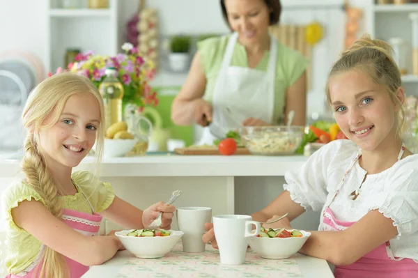 Söta Flickor Äter Läcker Färsk Sallad Köket — Stockfoto