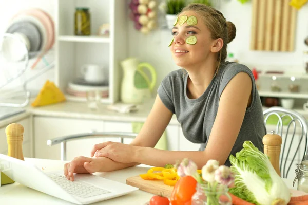 Menina Usando Laptop Cozinha — Fotografia de Stock