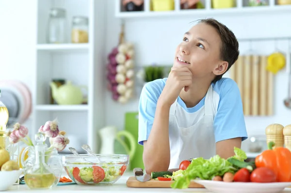 Sevimli Çocuk Evde Mutfak Masasında Salata Hazırlanıyor — Stok fotoğraf