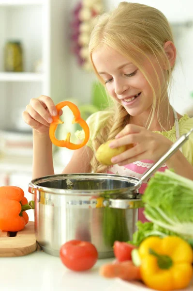 Nettes Mädchen Kochen Der Küche — Stockfoto