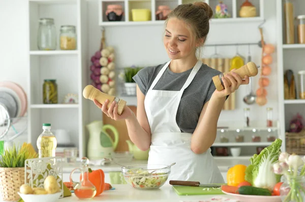 Nettes Mädchen Isst Salat Der Küche — Stockfoto