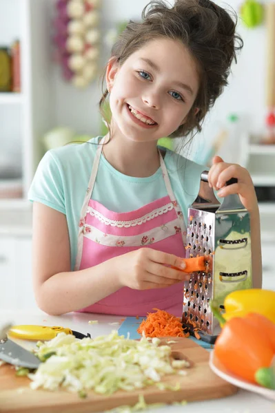 Χαριτωμένο Κορίτσι Μαγείρεμα Στην Κουζίνα — Φωτογραφία Αρχείου