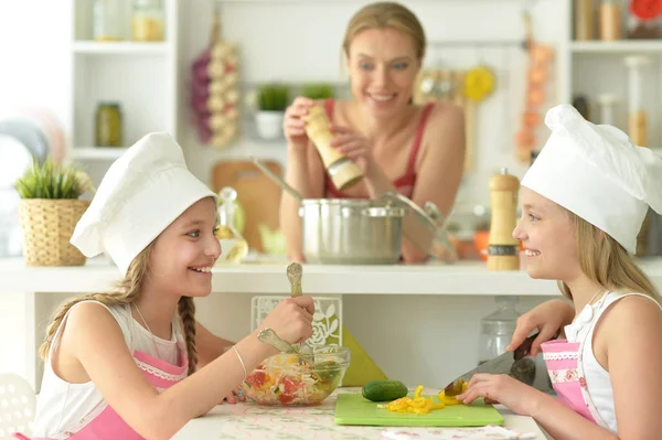 Ragazze Carine Con Madre Preparare Deliziosa Insalata Fresca Cucina — Foto Stock